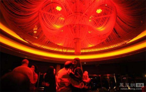 夜幕下的狂欢 探秘:俄罗斯富人们的奢华夜生活(组图)