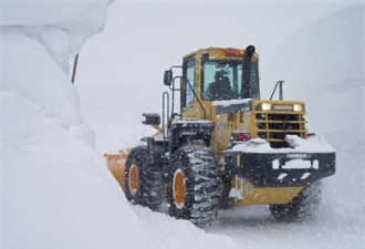 日遭暴雪袭击 局地积雪超5米掩埋房屋