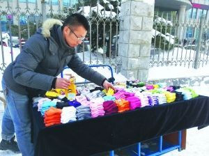 中医研究生摆3个地摊卖袜子 每天净赚五六百(图)