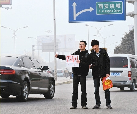 大学生搭乘顺风车从上海回兰州 到家后身上反多出50元(图)