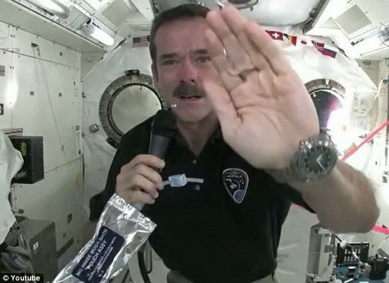加拿大宇航员在空间站视频演示太空洗手过程