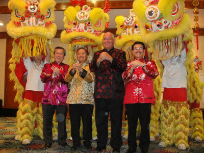 萬迨虚L薛家平(右二)、郡議員李國賢(左一)、萬迨凶h員何胡景(右一)、趙善江(左二)共賀新年。(記者葛健生/攝影)