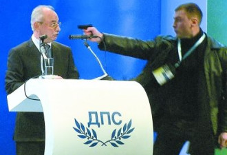 保加利亚政党主席演讲时险遭刺客爆头