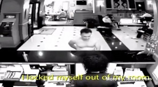 裸男被锁酒店房门外 托盘遮羞尴尬求援视频走红(文/视频)