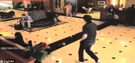裸男被锁酒店房门外 托盘遮羞尴尬求援视频走红(文/视频)