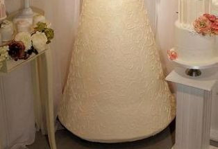 英女童设计出真人大小婚纱蛋糕 6000镑