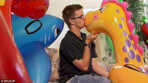 美国20岁男子迷上充气玩具 誓要与其结婚(组图)