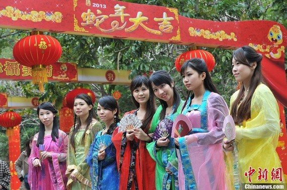 实拍中国各地民俗闹新春 济南府学文庙点朱砂(高清组图)