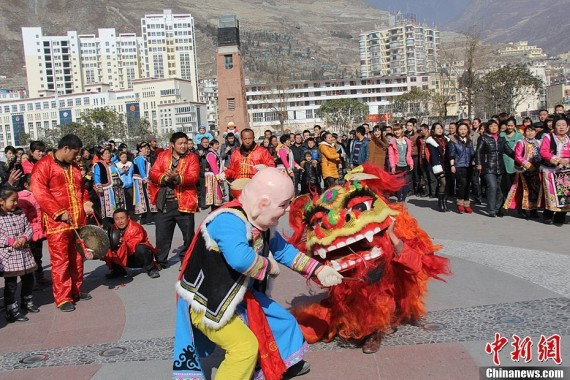 实拍中国各地民俗闹新春 济南府学文庙点朱砂(高清组图)