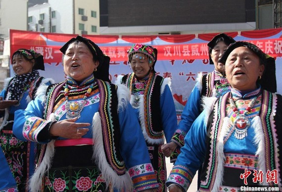 实拍中国各地民俗闹新春 济南府学文庙点朱砂(高清组图)