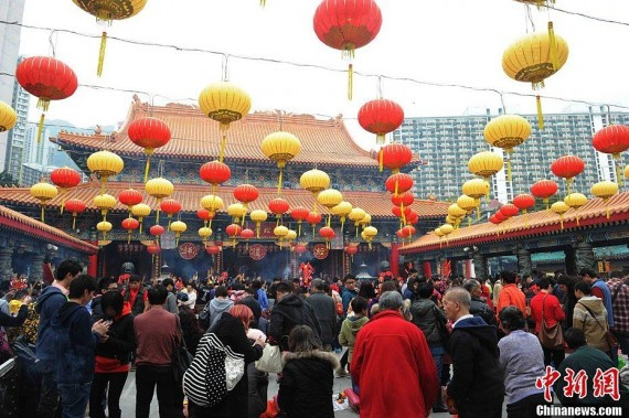 实拍中国各地民俗闹新春 济南府学文庙点朱砂(高清组图)