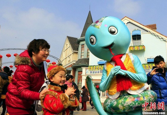 实拍中国各地民俗闹新春 济南府学文庙点朱砂(高清组图)
