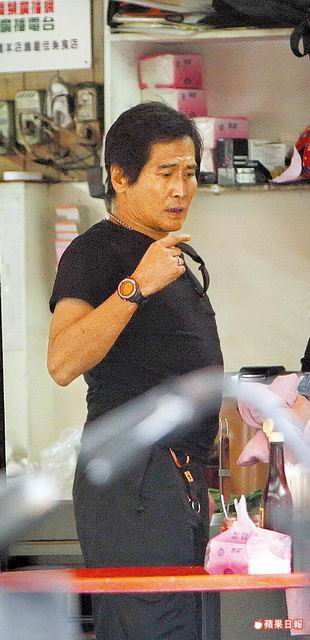 齐秦狂吞百万通告费 一脸沧桑、小腹微凸 老态尽显(图)