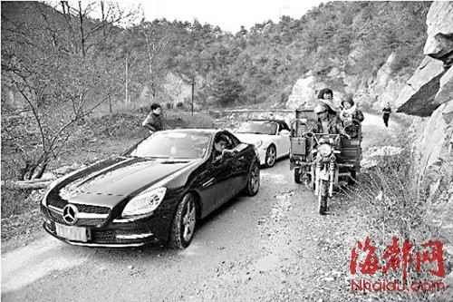 驾驶三轮车的村民小心