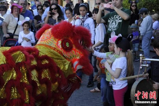 资料图：当地时间1月25日（中国农历新年初三），加州迪斯尼乐园的舞狮表演吸引游客。当日，加州迪斯尼乐园充满中国元素，来自中国北京等地的近千名游客在这里欢度中国农历龙年。中新社记者 毛建军 摄