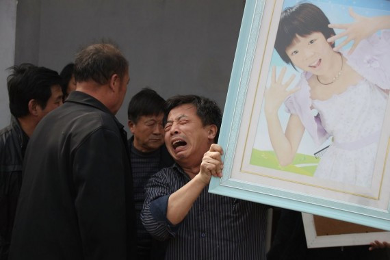 少女遭酒驾司机拖行700米身亡 其母亦当场被撞身亡(组图)