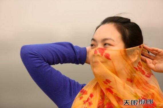 实拍：十级大风席卷北京城 美女们都成这样了(高清组图)
