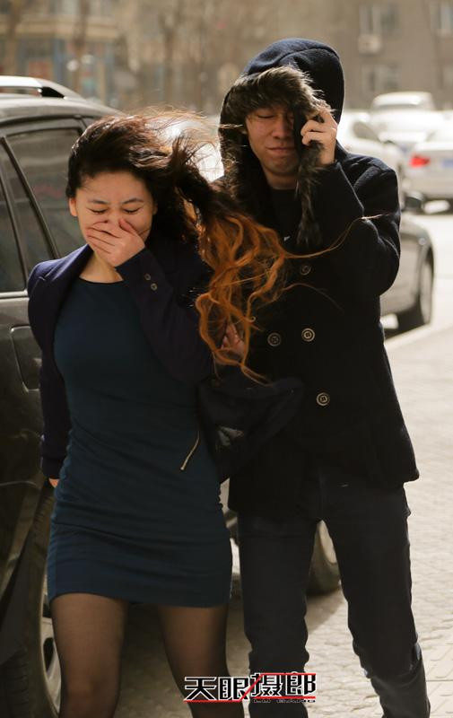 实拍：十级大风席卷北京城 美女们都成这样了(高清组图)