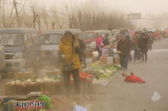 实拍：十级大风席卷北京城 美女们都成这样了(高清组图)