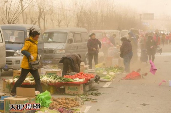 实拍：十级大风席卷北京城 美女们都成这样了(高清组图)