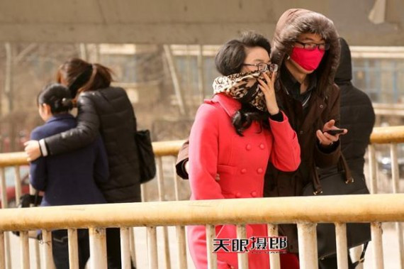 实拍：十级大风席卷北京城 美女们都成这样了(高清组图)