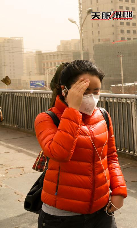 实拍：十级大风席卷北京城 美女们都成这样了(高清组图)