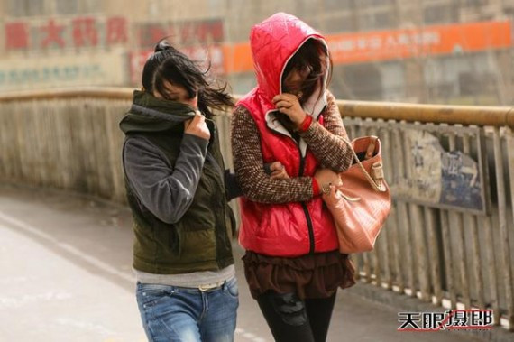 实拍：十级大风席卷北京城 美女们都成这样了(高清组图)