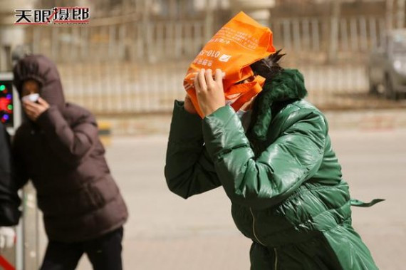 实拍：十级大风席卷北京城 美女们都成这样了(高清组图)