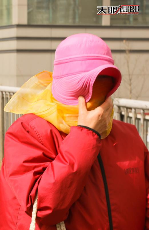 实拍：十级大风席卷北京城 美女们都成这样了(高清组图)