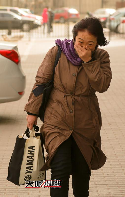 实拍：十级大风席卷北京城 美女们都成这样了(高清组图)
