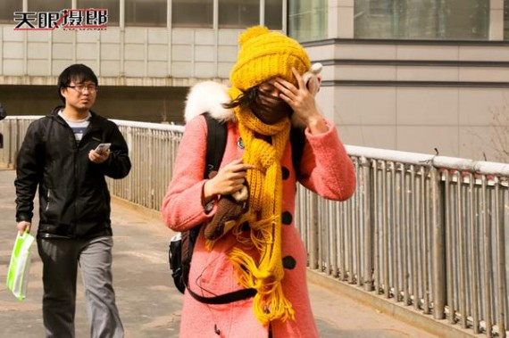 实拍：十级大风席卷北京城 美女们都成这样了(高清组图)