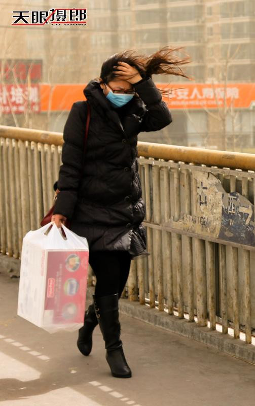 实拍：十级大风席卷北京城 美女们都成这样了(高清组图)