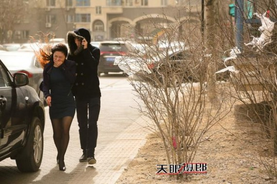 实拍：十级大风席卷北京城 美女们都成这样了(高清组图)