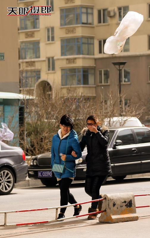 实拍：十级大风席卷北京城 美女们都成这样了(高清组图)