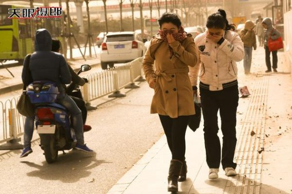 实拍：十级大风席卷北京城 美女们都成这样了(高清组图)