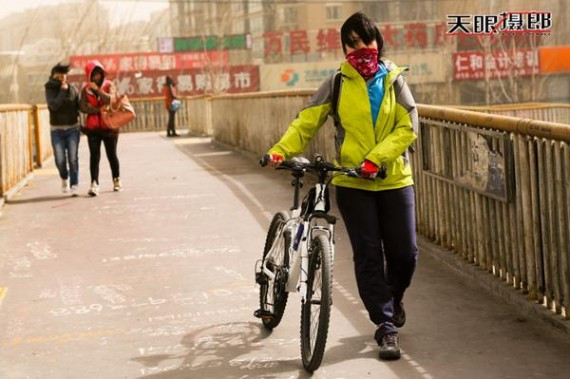 实拍：十级大风席卷北京城 美女们都成这样了(高清组图)