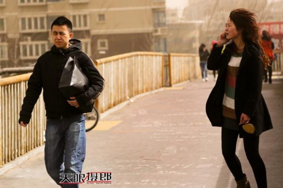 实拍：十级大风席卷北京城 美女们都成这样了(高清组图)