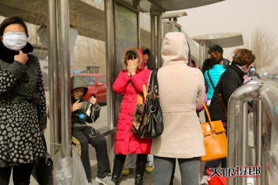 实拍：十级大风席卷北京城 美女们都成这样了(高清组图)