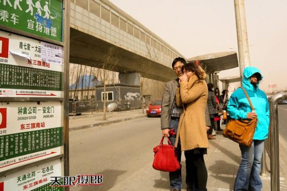 实拍：十级大风席卷北京城 美女们都成这样了(高清组图)