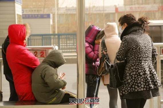 实拍：十级大风席卷北京城 美女们都成这样了(高清组图)