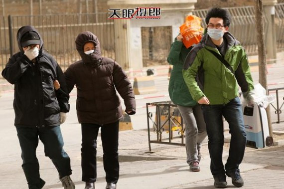 实拍：十级大风席卷北京城 美女们都成这样了(高清组图)