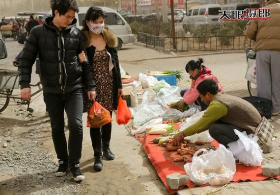 实拍：十级大风席卷北京城 美女们都成这样了(高清组图)