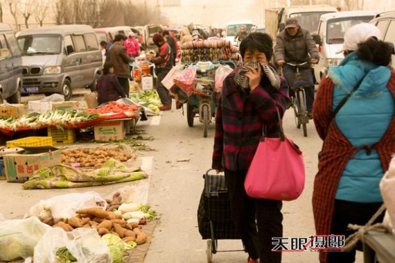 实拍：十级大风席卷北京城 美女们都成这样了(高清组图)