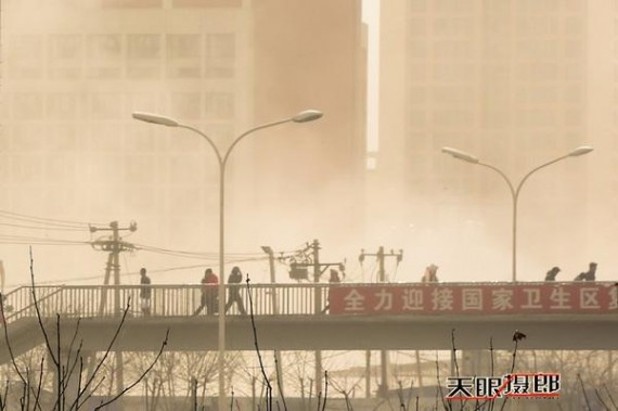 实拍：十级大风席卷北京城 美女们都成这样了(高清组图)