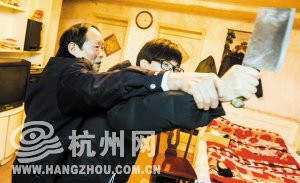 男子超市付款插队被批评 恼羞成怒持菜刀追砍
