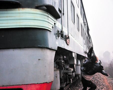 湖南文艺女青年向飞驰火车求合影 逼停列车(图)