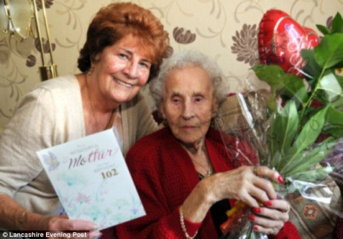 英国老妇一生抽6万支香烟 102岁生日时决定戒烟(图)
