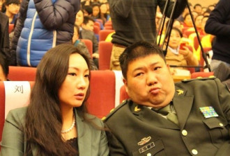 毛新宇携妻 现身《青春雷锋》首映礼
