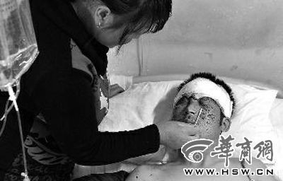 惨!儿子放礼花弹炸断手掌 父亲目睹惨状脑溢血身亡(图)
