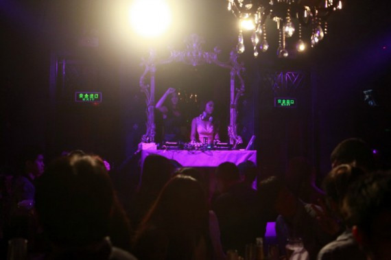 实拍：夜店DJ上台前的私密照 美女工作的背后(高清组图)